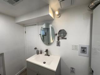 Silverado Suite Modern Quiet 2BR Queen's Downtown - 9