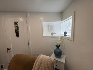 Silverado Suite Modern Quiet 2BR Queen's Downtown - 6