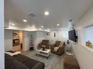 Silverado Suite Modern Quiet 2BR Queen's Downtown - 5