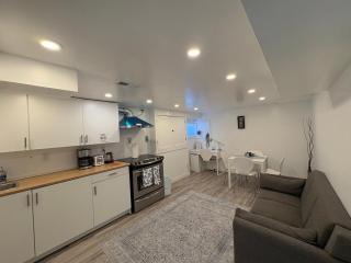 Silverado Suite Modern Quiet 2BR Queen's Downtown - 4