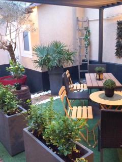 LES LOGES DU THEATRE Emplacement EXCEPTIONNEL et CHIC 160m2 MAISON avec JARDIN PRIVÉ 14 personnes MAX tout équipé a 200m de l'AVENUE DE CHAMPAGNE et toutes commodités DEGUSTATION CHAMPAGNE OFFERTE jacuzzi sauna jeux velos - 1