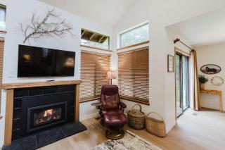 3BR Townhouse Near SHARC & Village - Dog Friendly - 9