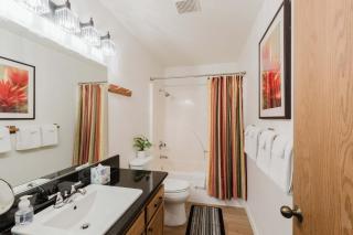 3BR Townhouse Near SHARC & Village - Dog Friendly - 4