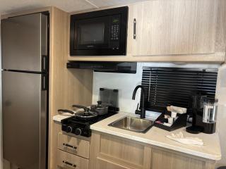 Cozy Private RV Near Universal Studios - Easy Check-in - 8