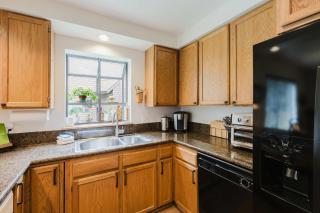 3BR Townhouse Near SHARC & Village - Dog Friendly - 2