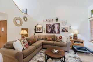 3BR Townhouse Near SHARC & Village - Dog Friendly - 0