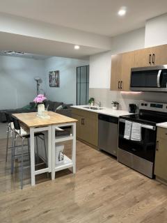 Cozy Apartment in South West Calgary - 5