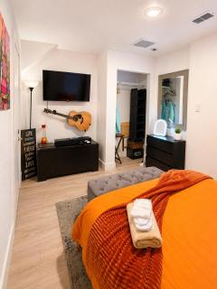 Quiet & Centrally located House - PRIVATE PARKING, LAUNDRY AND STORAGE FOR LUGGAGE - 4