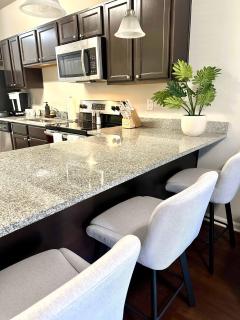 Walk to Stadium & Cotton District, Balcony & Pool - 1