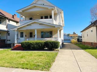 First Floor Room 8 min from Cle Airport Quiet Street All you need - 6