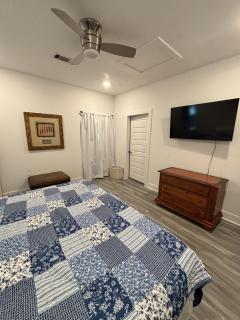 Modern Pine-Scented Retreat – 30 Mins to Beach! home - 4