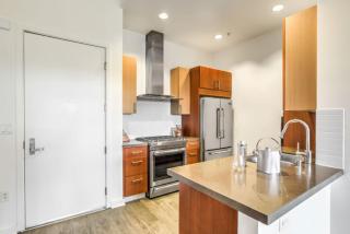 NoHo Stay 2BR with Secured Parking - 5