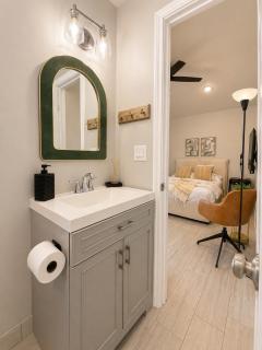 Private modern guesthouse, near La Cantera/Medical Center - 4