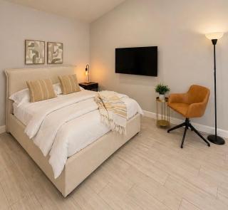 Private modern guesthouse, near La Cantera/Medical Center - 0