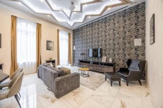 Marble & Gold Flat Jacuzzi Andrassy Steps - 8