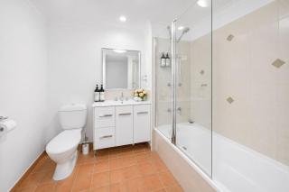 Coastal Breeze Apartment - Steps Away from City Stadium & Ferry Townsville - 5