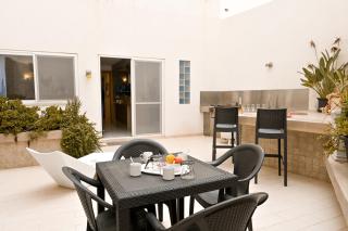 Creative Coastal Stay In Qawra Promenade - Happy Rentals - 1