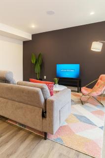 Bright 2BR Apt ,Queen Bed ,Wi-Fi , Free Parking - 4