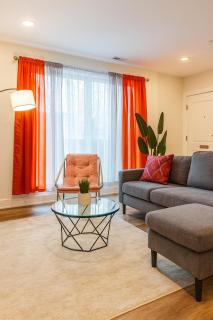 Bright 2BR Apt ,Queen Bed ,Wi-Fi , Free Parking - 2
