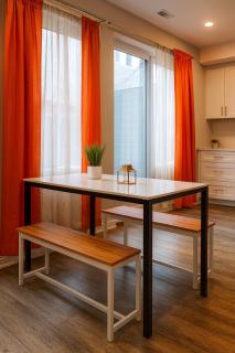 Bright 2BR Apt ,Queen Bed ,Wi-Fi , Free Parking - 1