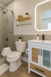 Bright 2BR Apt ,Queen Bed ,Wi-Fi , Free Parking - 5