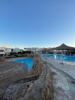 Cozy 1 BR Poolside Apartment GF with terrace - 4
