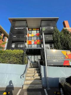 Centrally located 1-bedroom unit with balcony - 9