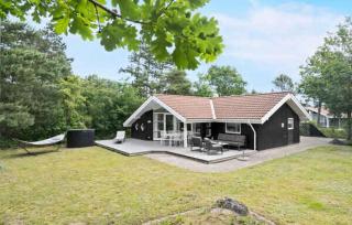 Cosy Holiday Home 300 Metres From Sandy Beach - 0