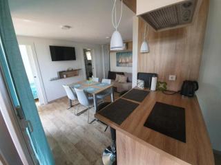 Beach House BETA, a romantic hideaway in an olive grove by the sea, swimming pool, jacuzzi & playground, Pomer - 2