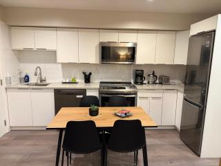 Modern Private 1 Bedroom Suite - Assigned Parking and Patio - 7
