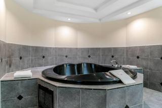Quality Inn & Suites Banquet Center - 3