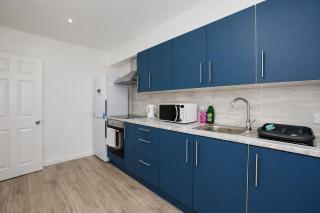 Spacious 1 Bedroom Apartment - Great Central Location - Sleeps 3 - Close To Hinkley Point - 5