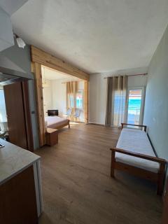 Molos Beach Rooms - 8