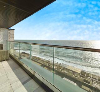 Modern 2-Bed Coastal Flat in Sandown - 3