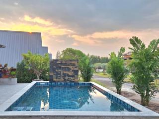 บ้านน้ำผึ้งโฮมสเตย์ Pool & Garden - 5