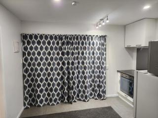 Entire Flat, Comfortable City Stay, Free Parking, Next to Park, Walk to Uni, Bus Stops, Close to Shopping Mall, CBD, Waikato Expressway - 1