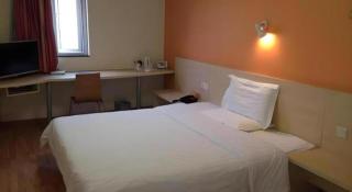 7 Days Inn Qingdao Liaoyang West Road Xinye Plaza Metro Station - 1
