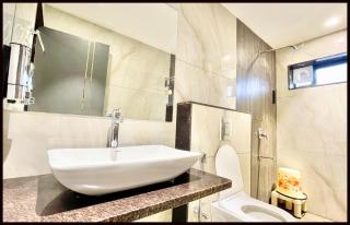 NEAR MAHAKAAL TEMPLE M SRI HOTEL Near Neelkantha Dwar And Railway Station , All Room Air Conditioned , Wifi , Lift And Free Parking ,BEST FAMILY HOTEL IN UJJAIN - 1