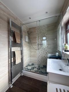 16 Bentley Road - Uttoxeter, Comfortable accommodation, KING SIZE, SHARED SHOWER ROOM, NO BREAKFAST, NO WIFI - 2
