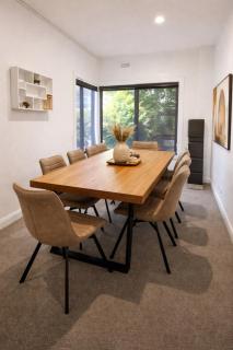 4BR Riverside Group Stay for Sports Teams, Events & Families, Sleeps 8 Near Launceston -  - 4