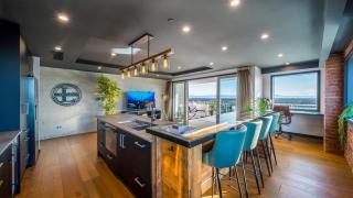 CBD Loft Style Apartment with Free Valet Parking - 7