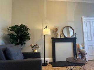 Private Entry 2-Bedroom Flat - 4