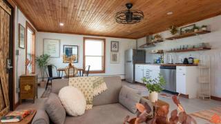 Quaint Cottage Downtown Buckner - 9