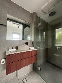 Spacious Queenslander Charm - Heart of New Farm - 3