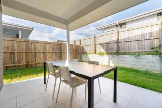 Haus Verde | 4BR Greenbank Hideout in Logan - 9