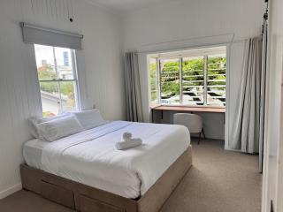 Spacious Queenslander Charm - Heart of New Farm - 4