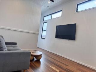 Queenslander Hideaway - Heart of New Farm - 8