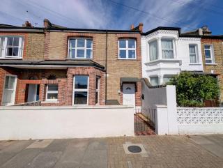 Cosy apt just 5 mins walk from Underground Station - 0