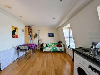 Cosy apt just 5 mins walk from Underground Station - 9