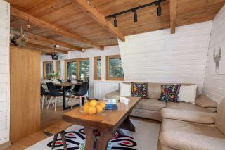 Spacious Family House with Parking and 5 Bedrooms by Noclegi Renters - 2